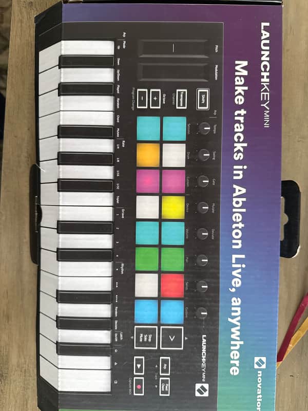 Novation Launchkey Mini MKIII MIDI Keyboard Controller 2019 - Present - Black image 1
