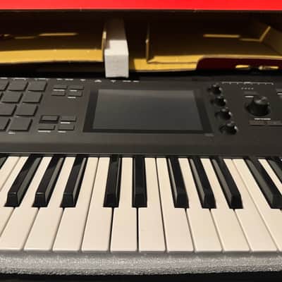 Akai MPC Key 61 Standalone Workstation Synthesizer 2022 - Present - Black image 3