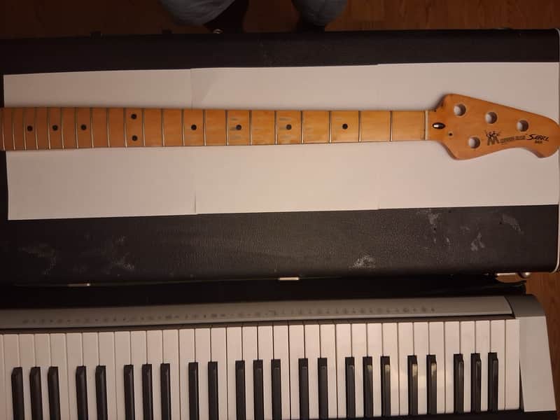 Music Man Saber/Stingray 1976-1988 - Nitrocellous image 1