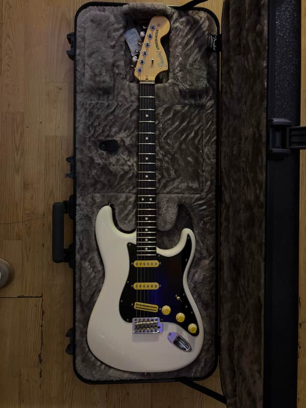 Fender American Performer Stratocaster with Rosewood Fretboard