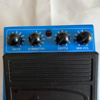 George Dennis Tremolo Volume pedal Optical Control 90s - Blue Czech made in Excellent Condition image 4