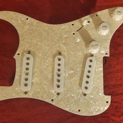 Kinman AVn-69 Zero-Hum Loaded Strat Pickguard White Pearloid/White Covers image 1