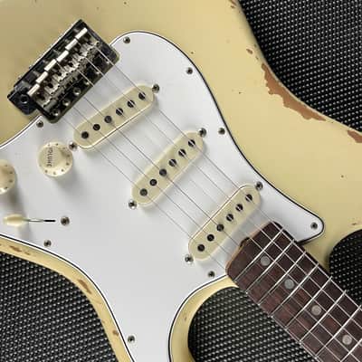 Fender Custom Shop 1967 Stratocaster, Heavy Relic- Aged Vintage White image 7
