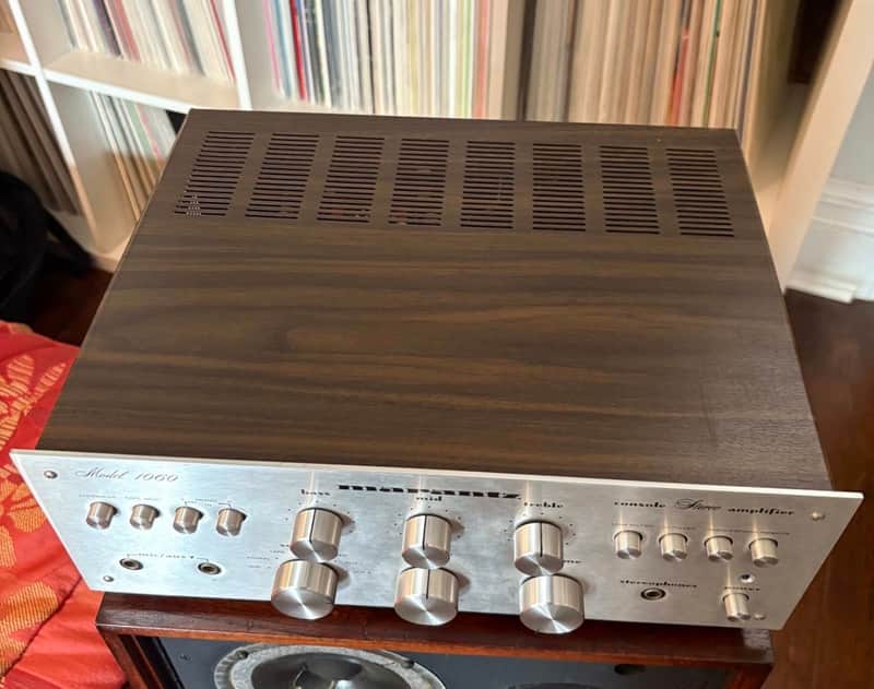 Marantz Model 1060 30-Watt Stereo Solid-State Integrated Amplifier 1971 - 1976 - Silver with Wood Case