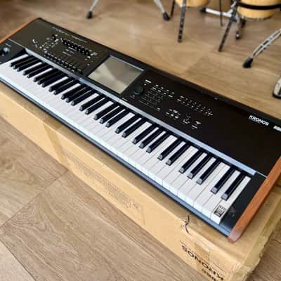 Korg KRONOS 2 73-Key Digital Synthesizer Workstation - Black/Wood