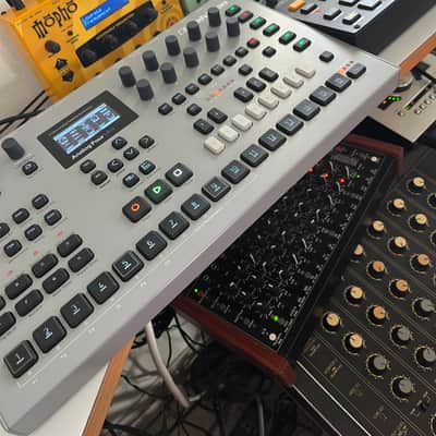 Dave Smith Instruments Mopho Desktop Monophonic Synthesizer 2008 - 2016 - Yellow