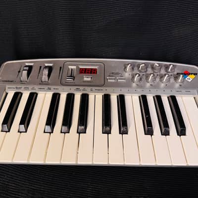 Midiman Oxygen 8 25-Key MIDI Controller Keyboard 2000s Silver image 1