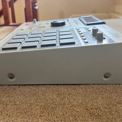 Akai MPC 2000xl | 8 Outs | Max Ram | Card Reader | New Screen | Excellent Condition image 3