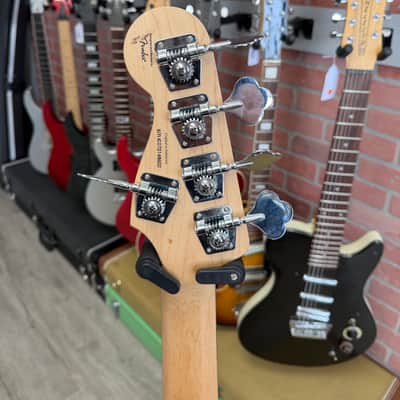 Squier Deluxe Jazz Bass Active V image 9