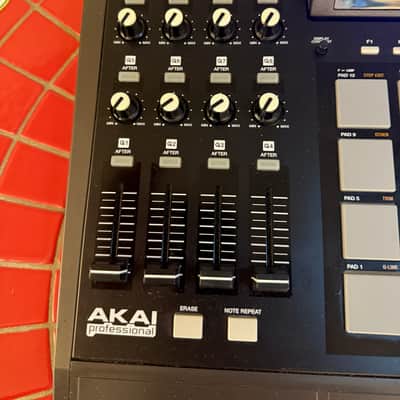 Akai MPC5000 - W/  DVD-CD Drive Excellent Condition! image 7