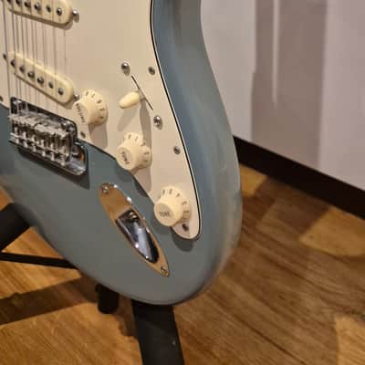 Fender American Professional Stratocaster with Maple Fretboard 2017 - 2019 - Sonic Grey image 12