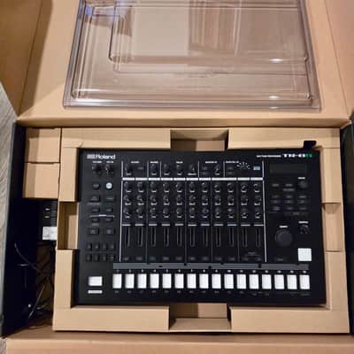 Roland TR-8S Drum Machine with Decksaver Sampler 808 image 4
