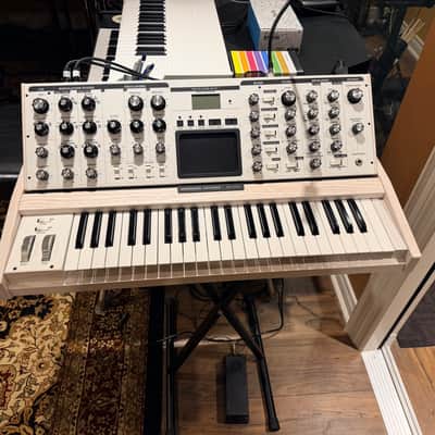 Moog Minimoog Voyager 2015 - Lunar White image 14
