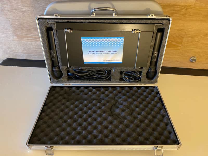 Bose AK-339 VHF Dual Channel Wireless Microphone System W/Case image 1