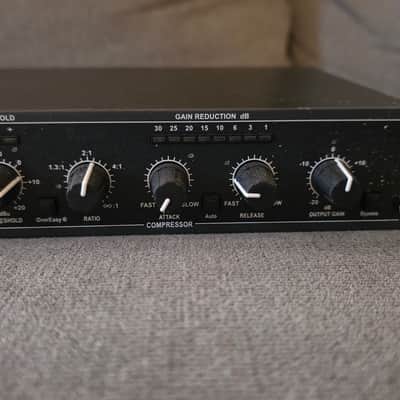 dbx 166XL Stereo Compressor / Limiter / Gate  - Black image 2