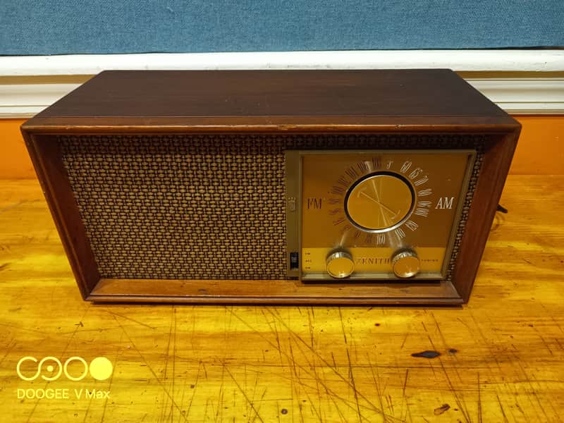 Zenith T2530 1964 - Oiled walnut image 1