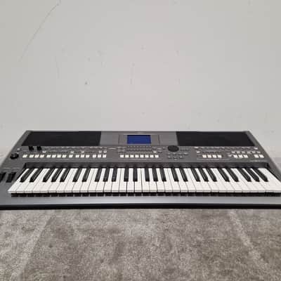 Yamaha PSR-S670 - Arranger Keyboard - Excellent w/ Power Supply & Keyboard Stand