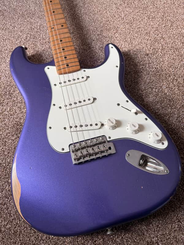 Fender Vintera Road Worn Mischief Maker Stratocaster 2021 - Metallic Purple