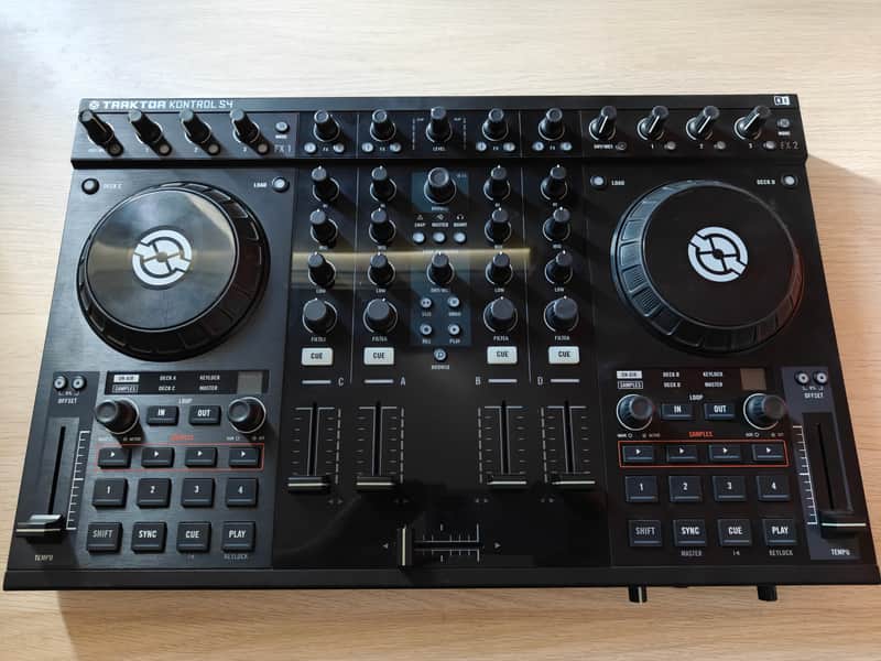 Native Instruments Traktor Kontrol S4 2010s - Black image 1