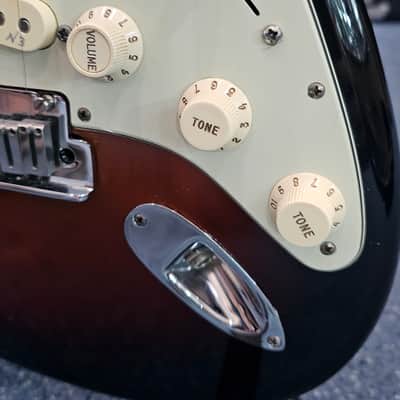 Fender American Deluxe Stratocaster with Maple Fretboard SSS 2015 3-Color Sunburst w/ Hard Case image 4