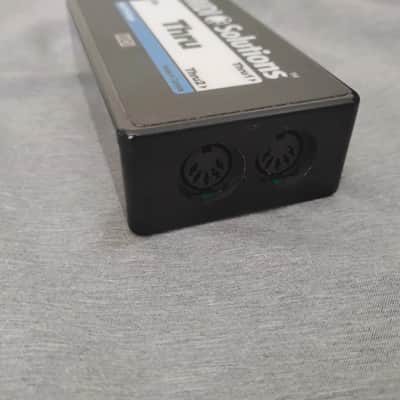 MIDI Solutions MIDI Solutions MultiVoltage Thru 1-in 2-out MIDI Through Box 2000’s - Black image 3