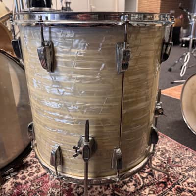Ludwig No. 980 Super Classic Outfit 9x13 / 16x16 / 14x22" Drum Set (3-Ply) with Pointed Blue/Olive Badges 1969 - 1976 - White Marine Pearl image 18