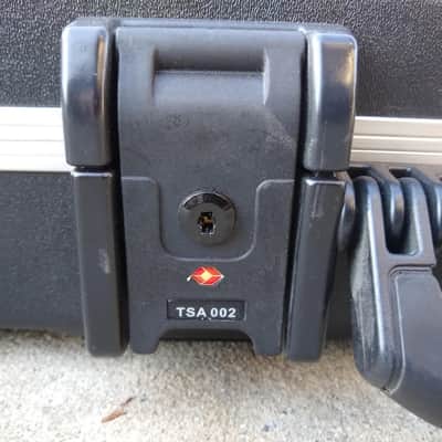 2000's Fender TSA Hardshell Case for Stratocaster or Telecaster - Black Molded - Includes Key imagen 2