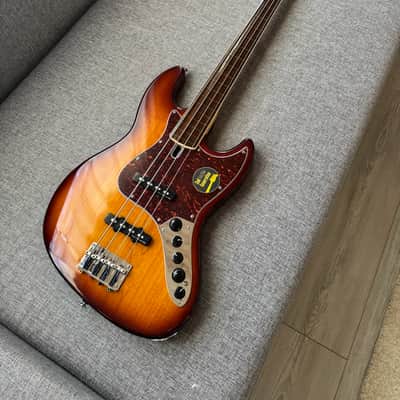 Marcus Miller V7 Fretless (2nd Gen) image 2