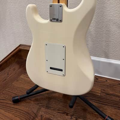 Fender Standard Stratocaster with Maple Fretboard 2011 - 2014 - White image 8
