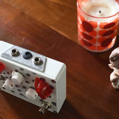 Spiral Electric FX Red Spiral Drive Channel 2020s - White and red image 3