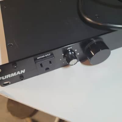 Furman M-8Lx Power Conditioner with Lights - Black image 3