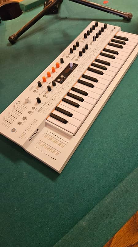 Arturia MiniFreak Vocoder 37-Key 6-Voice Polyphonic Hybrid Synthesizer 2025 - Present White
