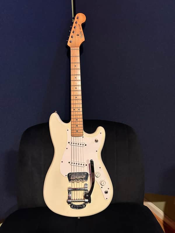 Fender Duo-Sonic (Seymour Duncan's, Bigsby, Kluson Deluxe tuners)