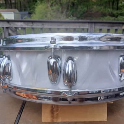 Slingerland 4x14 buddy rich piccolo 3 ply 8 lug snare drum 1970s - white satin flame image 3