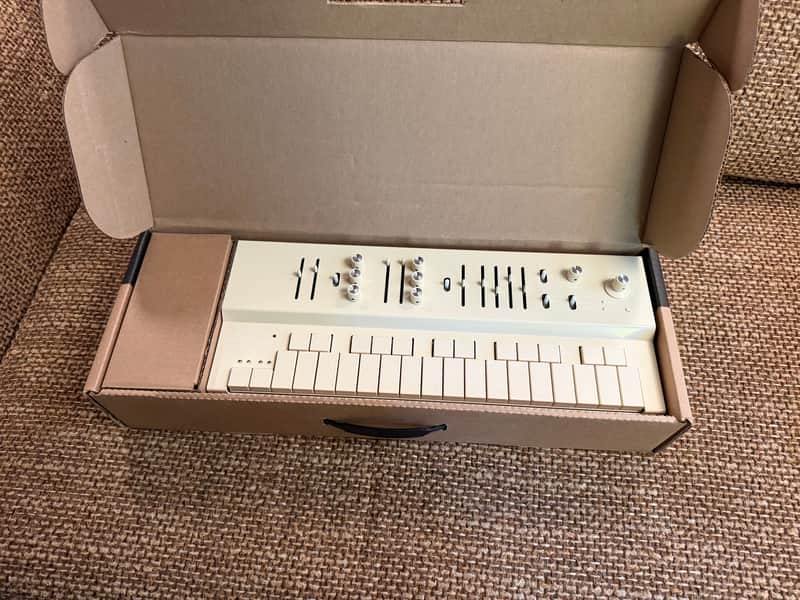 Vongon Replay 28-Key Digital Synthesizer