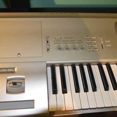 Korg Triton Studio Music Workstation/Sampler - 61 keys 2001-2003 - Silver image 4