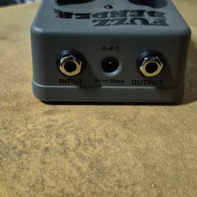 Behringer FUZZ BENDER Vintage 60s Style Fuzz Pedal with Custom Bias Mod Switch image 2