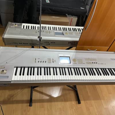 Korg Triton Studio 88-Key 120-Voice Polyphonic Workstation 2002 - 2005 - Silver