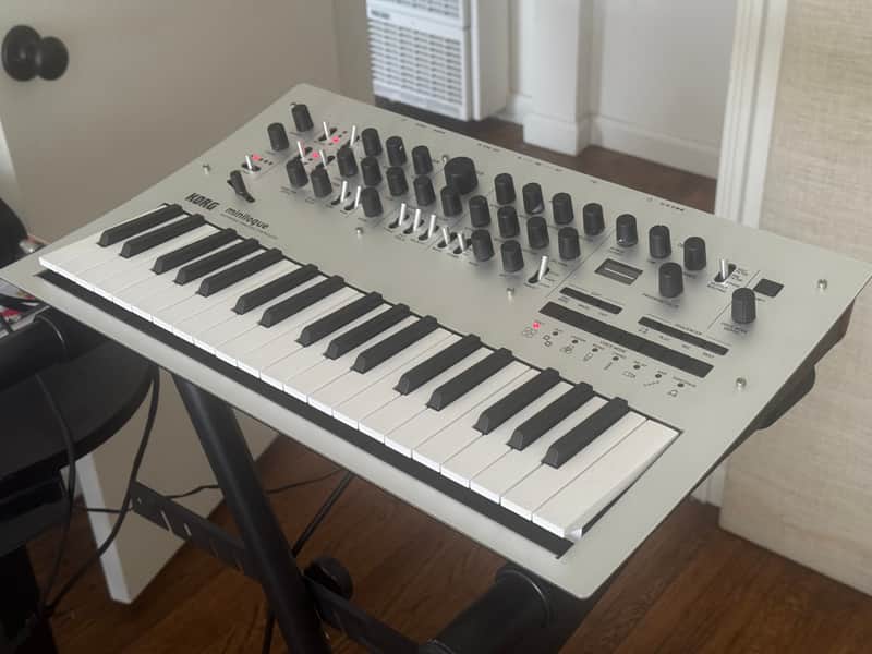 Korg Minilogue 4-Voice Polyphonic Analog Synthesizer 2016 - Present - Silver image 1