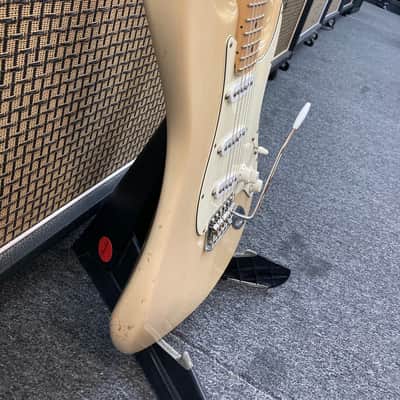 Fender Highway One Stratocaster with Maple Fretboard 2006 - 2009 - Honey Blonde Transparent image 8