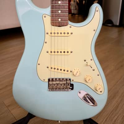 Fender Special Edition Classic Series '60s Stratocaster Lacquer with Matching Headstock, Daphne Blue CS 57/62 PUs, Fender Tweed Case image 3