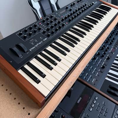 Dave Smith Instruments Prophet 08 PE 61-Key 8-Voice Polyphonic Synthesizer 2009 - 2015 - Black with Wood Sides