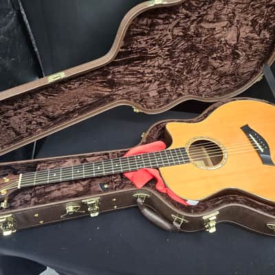 Taylor 2010 Baritone 6 wih case image 9