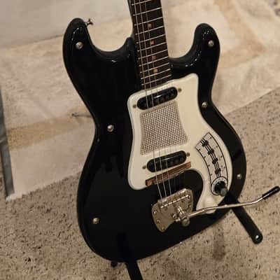 Hagstrum model 1 guitar Model 1 1960s - Black plastic, the back black paint image 2