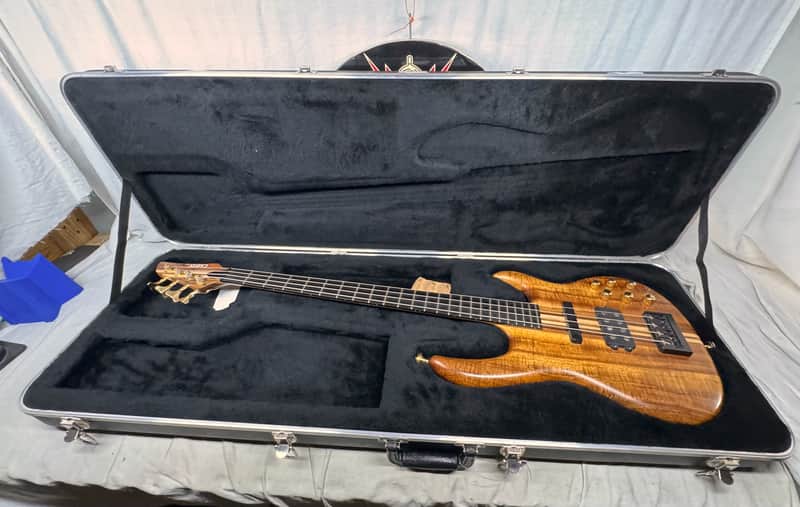 Carvin USA LB-70P lb 70 p lb70p 4-string Bass with Case image 1
