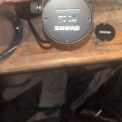 Shure SM7dB Cardioid Dynamic Microphone with Built-In Preamp 2023 - Present - Black image 5