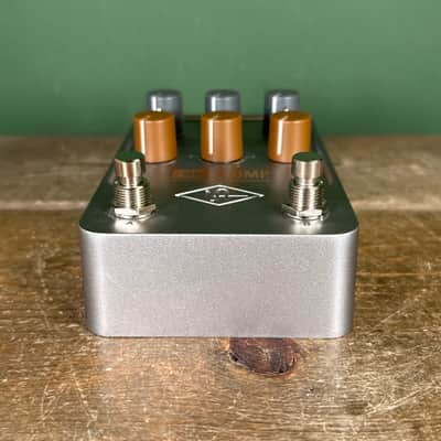 Universal Audio OX Stomp Dynamic Speaker Emulator 2023 - Present - Silver image 6