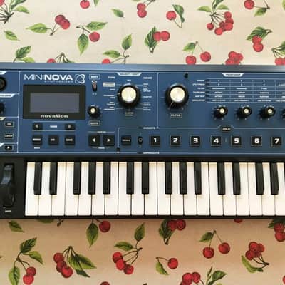 Novation MiniNova 37-Key 18-Voice Synthesizer 2012 - Present - Blue