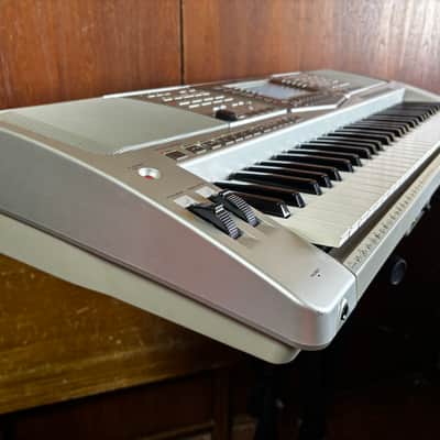 Yamaha PSR-2100 61-key PORTATONE Electric Keyboard w/ bag power