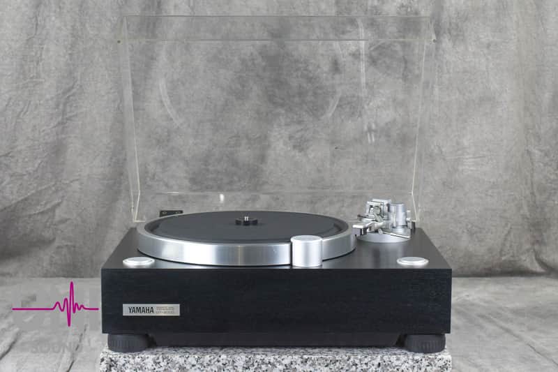 YAMAHA GT-2000 Direct Drive Turntable in Very Good Condition